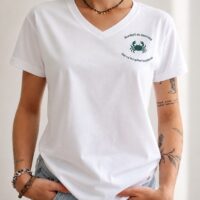 Tee-shirt blanc, col V. Sérigraphié.