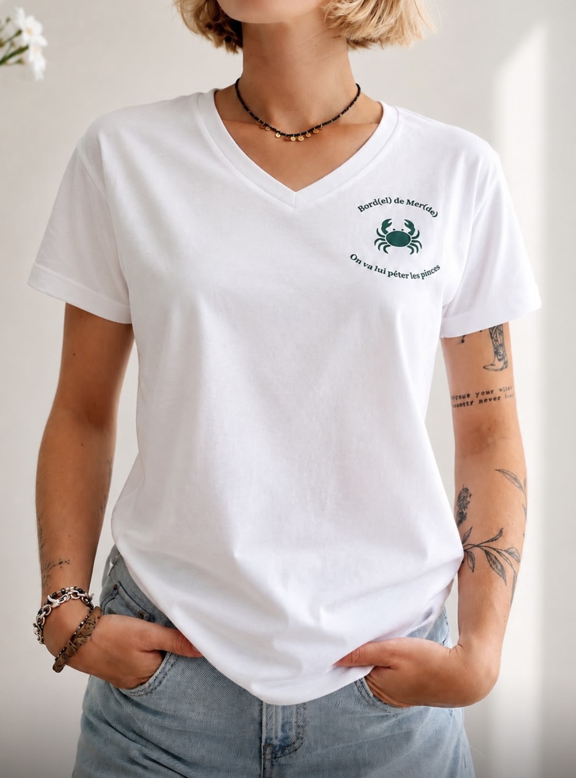 Tee-shirt blanc, col V. Sérigraphié. – Image 1