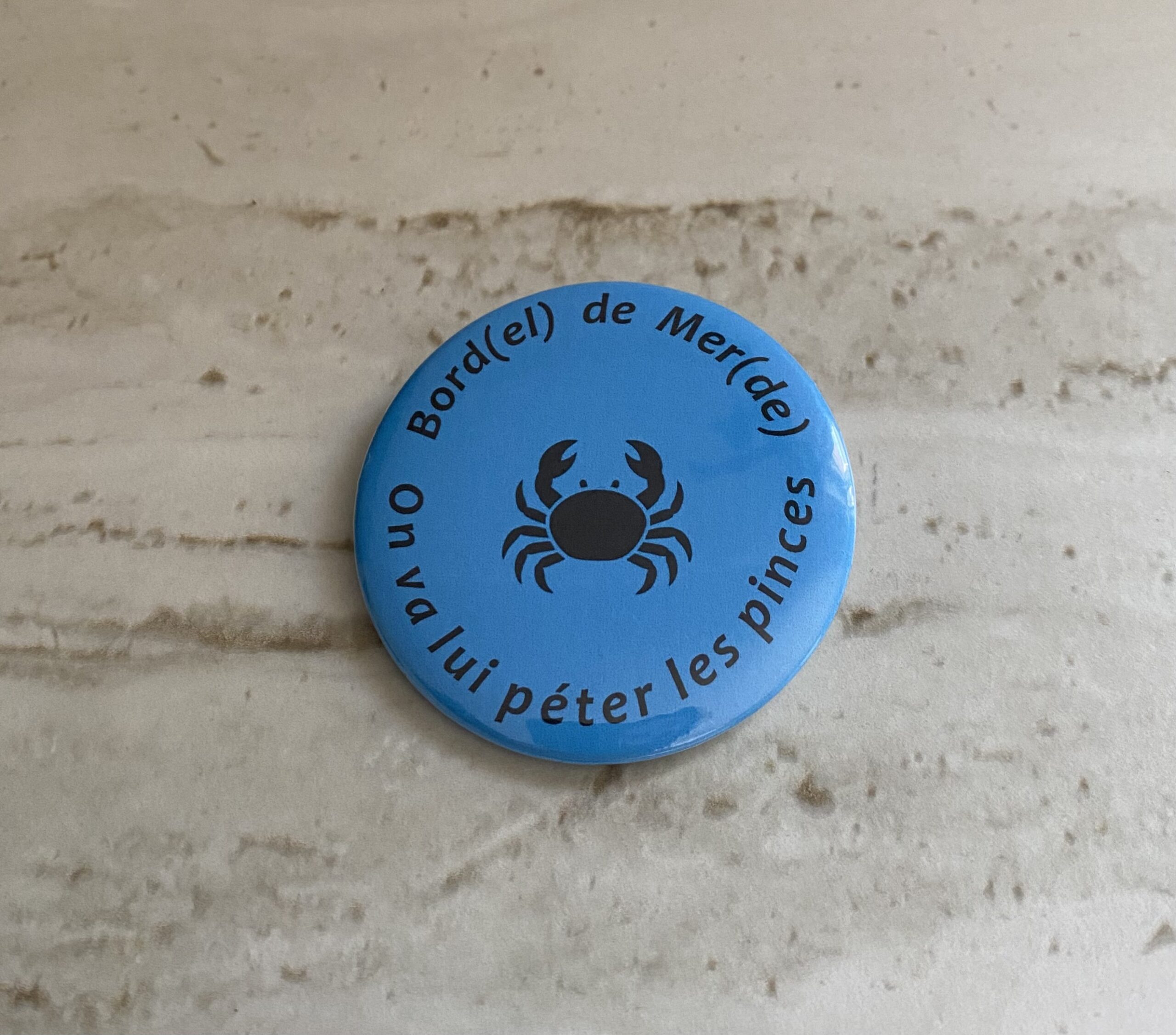 Badge fond bleu – Image 1